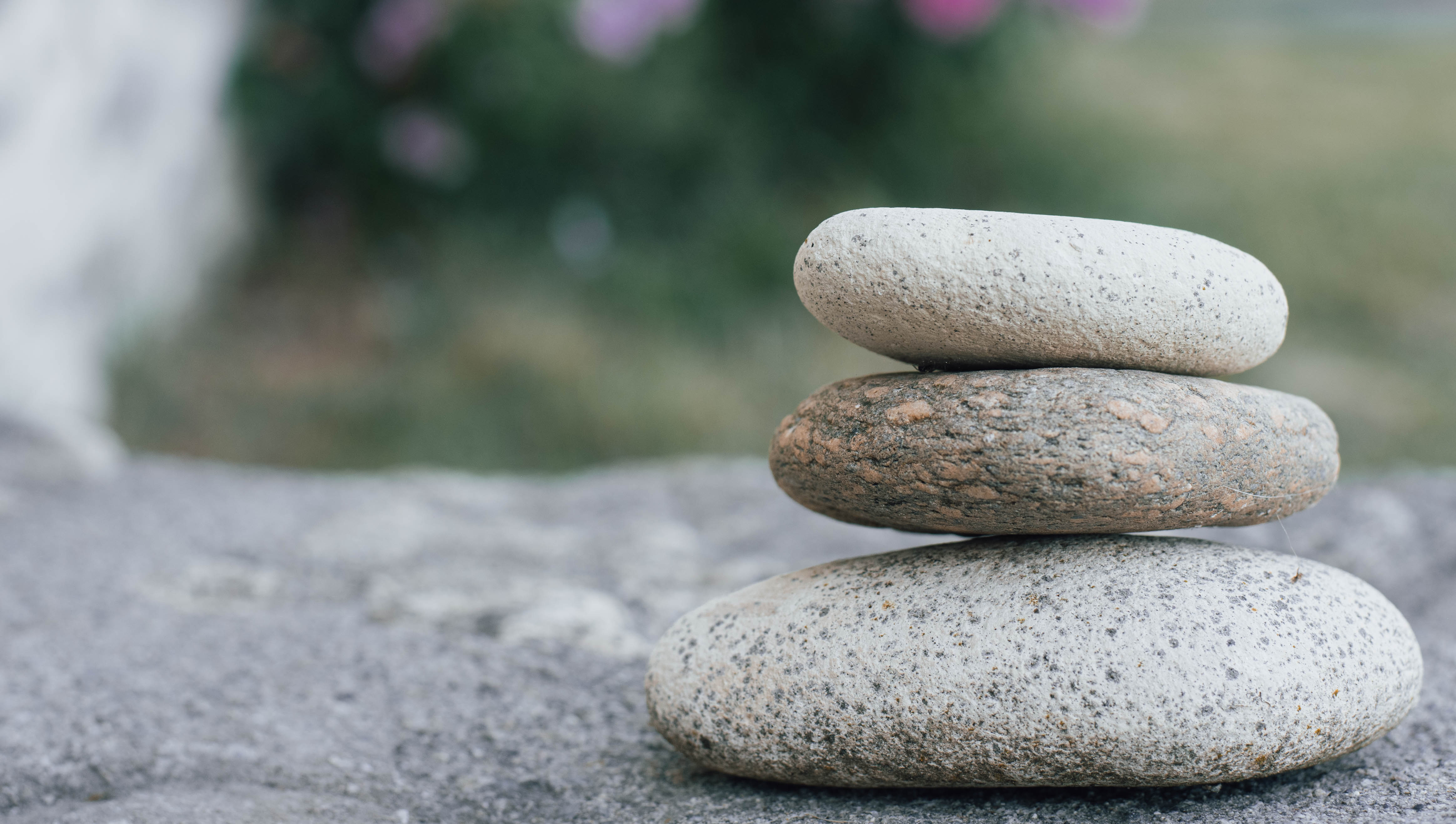 Pierres zen empilées, symbole d'équilibre
